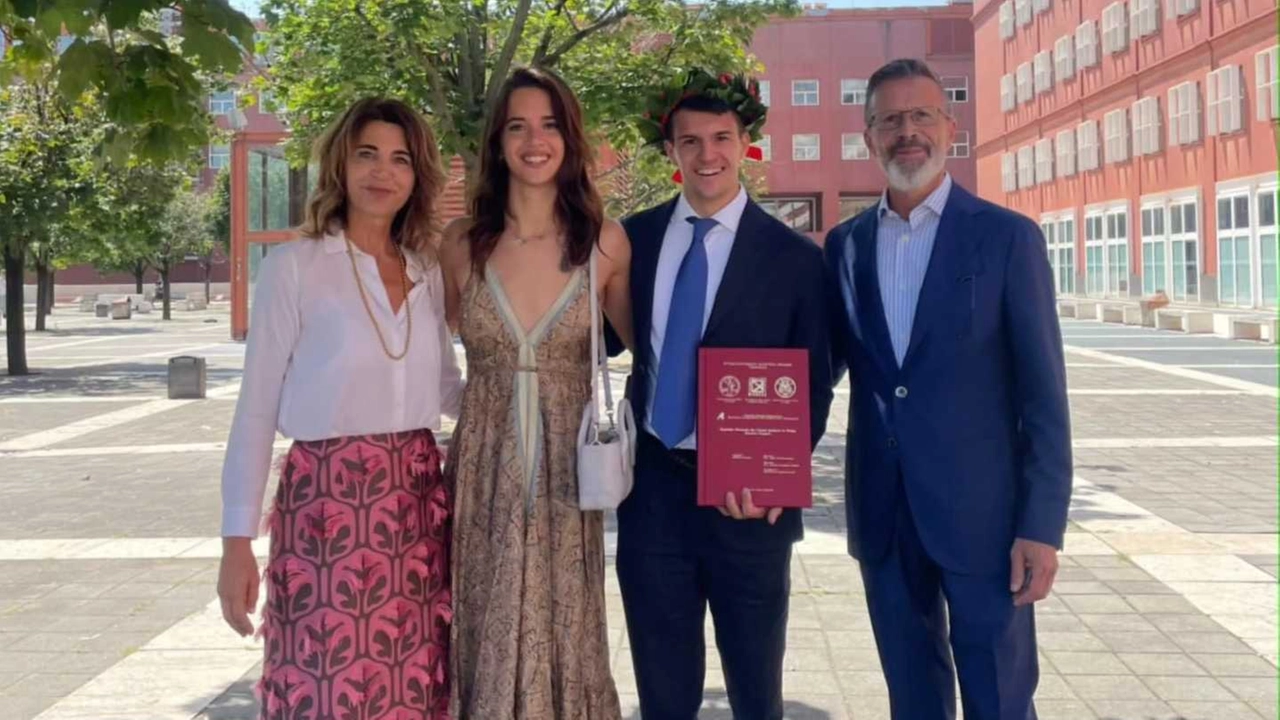 Antonio Balordi, 24 anni, festeggiato dalla famiglia dopo la discussione della tesi Antonio Balordi, 24 anni, festeggiato dalla famiglia dopo la discussione della tesi