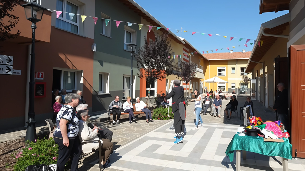 Il “Paese Ritrovato” è l’oasi della cooperativa La Meridiana che accoglie persone malate di Alzheimer: ora parte il progetto della serra sensoriale Il “Paese Ritrovato” è l’oasi della cooperativa La Meridiana che accoglie persone malate di Alzheimer: ora parte il progetto della serra sensoriale