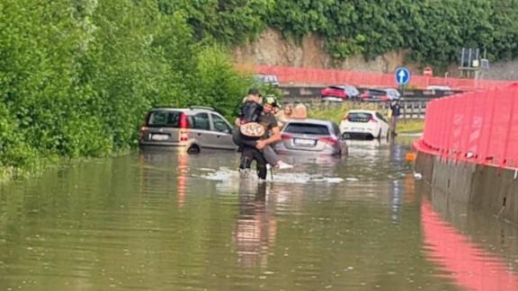 civate l innesto della statale 36 diventa un lago gli automobilisti bloccati in auto