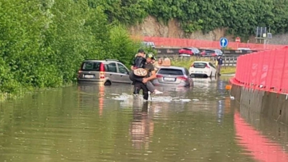 I vigili del fuoco mentre soccorrono gli automobilisti I vigili del fuoco mentre soccorrono gli automobilisti