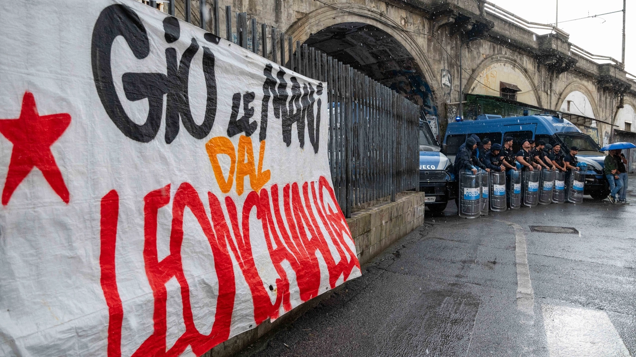 Forze dell’ordine schierate in via Watteau