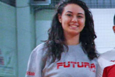 Alessia Intiso con la felpa della squadra di pallavolo