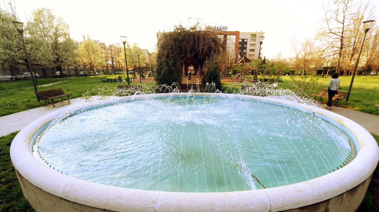 Una grande area verde recintata a lato di Villa Simonetta: attrezzata con giochi per i più piccoli e una...