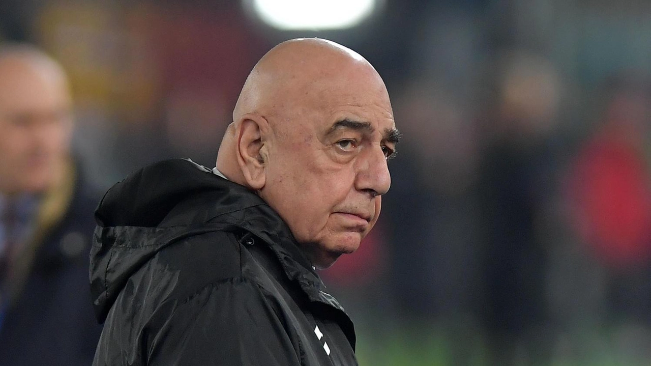 Il Monza perde contro il Napoli e si avvicina alla retrocessione. Galliani in silenzio stampa, si valutano nuovi allenatori.