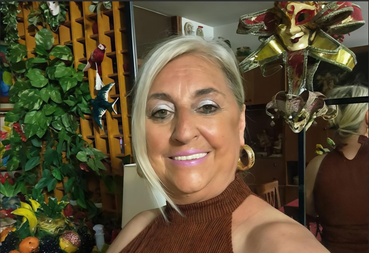 Morta nella sua vasca da bagno. In vestaglia e con gli slip addosso. I pugni e le coltellate alla gola. Gli amici: "Dramma inspiegabile" Morta nella sua vasca da bagno. In vestaglia e con gli slip addosso. I pugni e le coltellate alla gola. Gli amici: "Dramma inspiegabile"