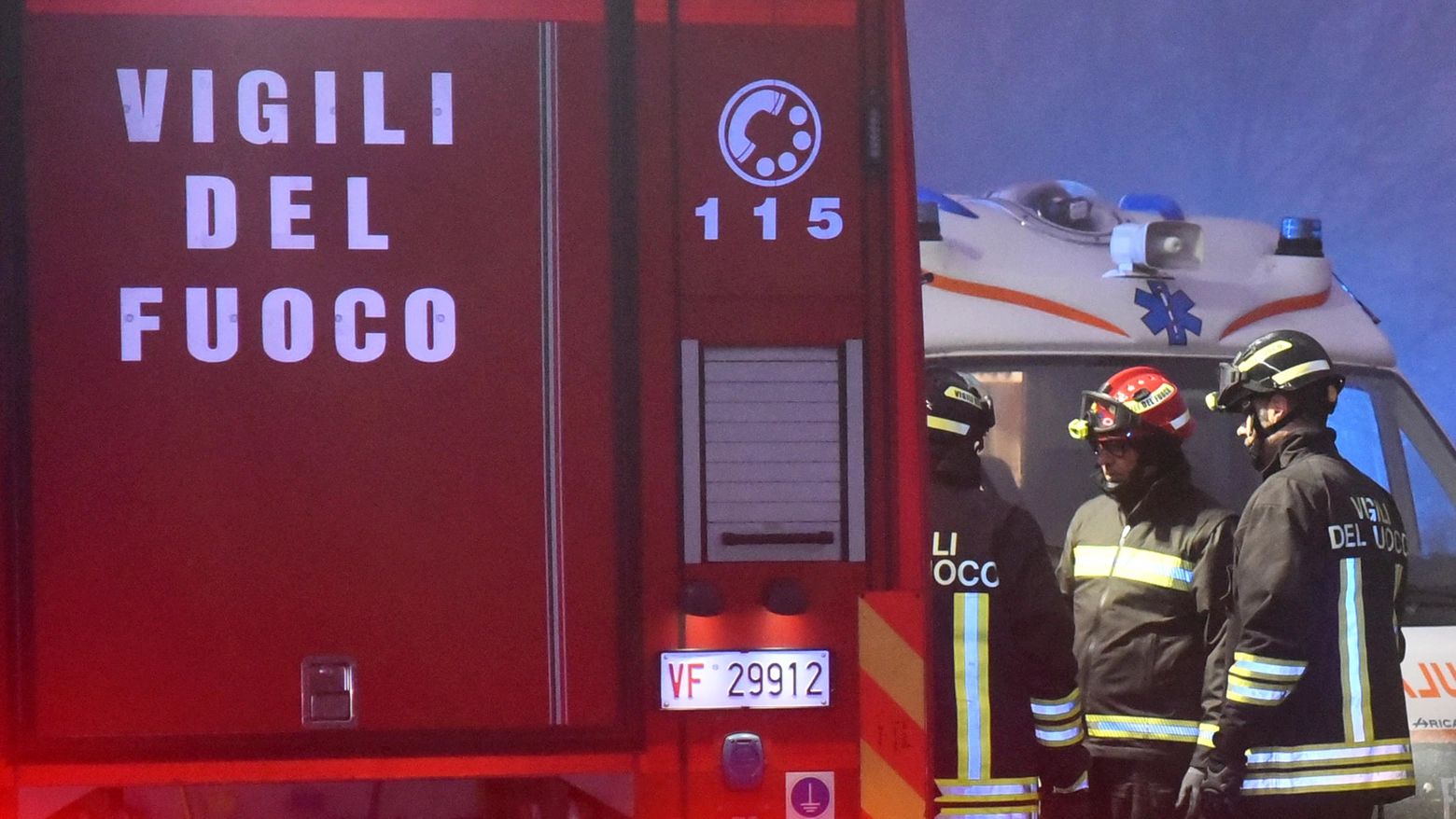 Incendio nella notte in viale Donna Anna d'Este: la ragazza 26enne e il compagno 28enne sono stati portati in ospedale