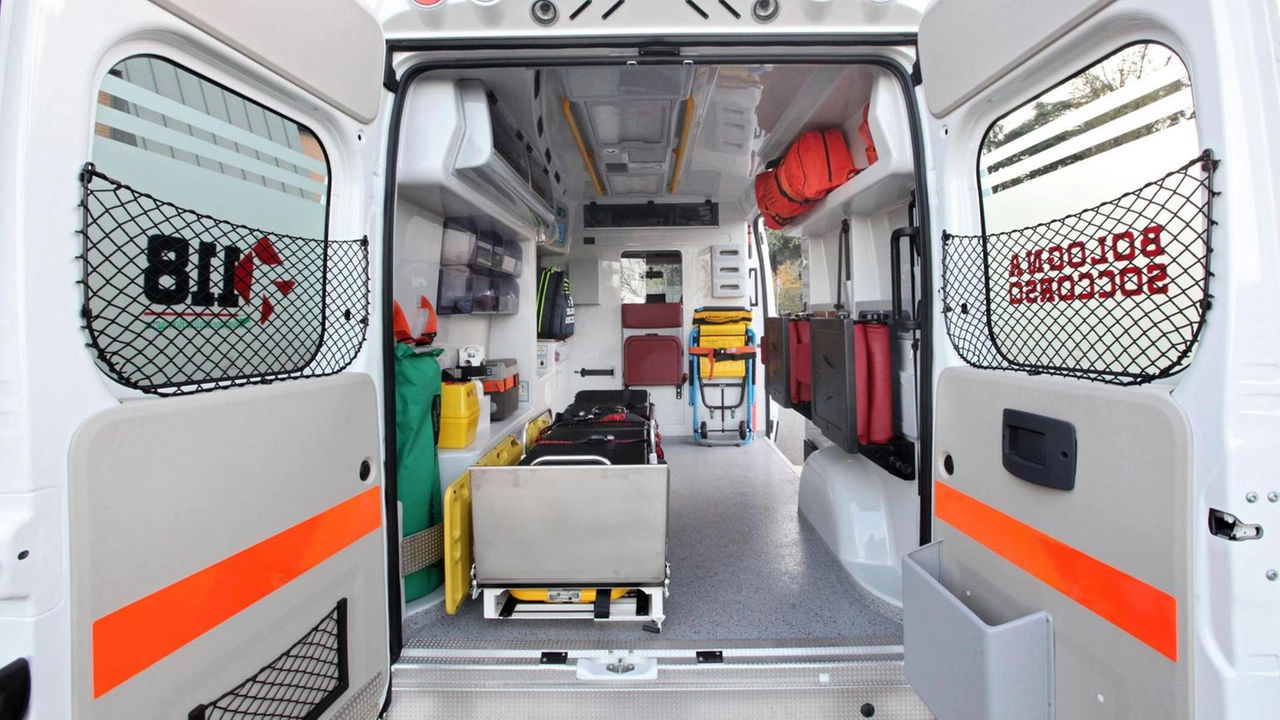 L'incidente a Bologna. Veicolo risultato rubato, ferito 19enne