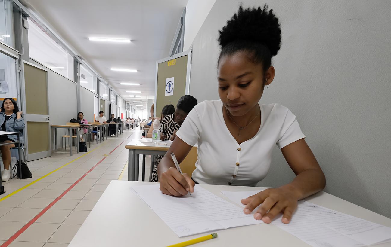 Adulti sui banchi. Il centro di istruzione resta senza un tetto Adulti sui banchi. Il centro di istruzione resta senza un tetto