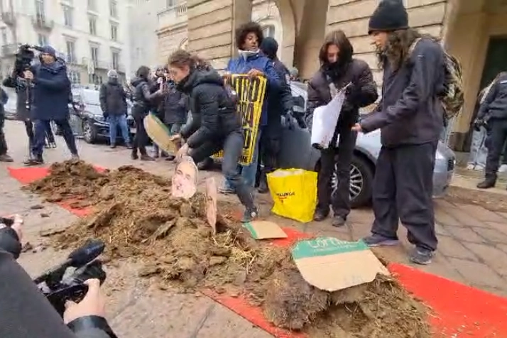 Il flash mob davanti alla Scala organizzato dal centro sociale Cantiere