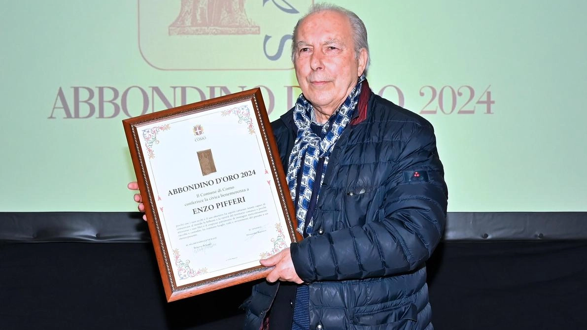 Fotografo, giornalista e da ieri anche cittadino benemerito di Como Enzo Pifferi, premiato all’ex Casa del Fascio con l’Abbondino d’oro,... Fotografo, giornalista e da ieri anche cittadino benemerito di Como Enzo Pifferi, premiato all’ex Casa del Fascio con l’Abbondino d’oro,...