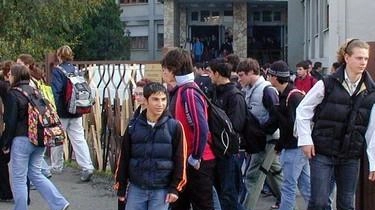 Studenti all’uscita dall’Itis Cesaris Studenti all’uscita dall’Itis Cesaris