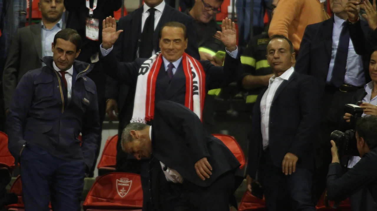 Silvio Berlusconi allo stadio di Monza con la sciarpa della squadra Silvio Berlusconi allo stadio di Monza con la sciarpa della squadra