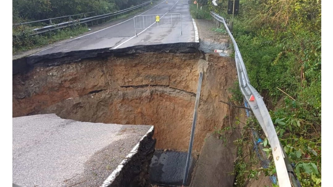 La strada Sp38 tra Alzate e Cantù crollata per il maltempo La strada Sp38 tra Alzate e Cantù crollata per il maltempo
