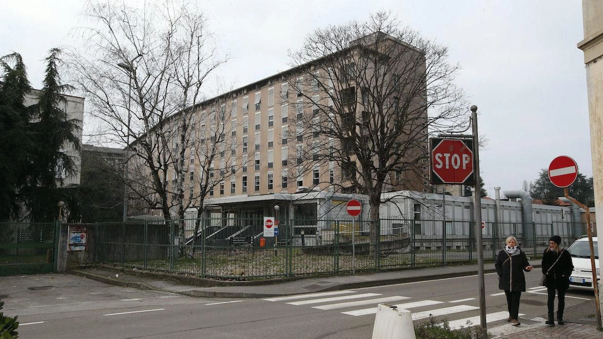L’ex ospedale di Vimercate è vuoto dal 2010, dopo il trasferimento di reparti e personale nella frazione di Oreno. Al posto delle corsie arriveranno abitazioni in classe A, uffici, negozi, una piazza e la Casa della Comunità L’ex ospedale di Vimercate è vuoto dal 2010, dopo il trasferimento di reparti e personale nella frazione di Oreno. Al posto delle corsie arriveranno abitazioni in classe A, uffici, negozi, una piazza e la Casa della Comunità