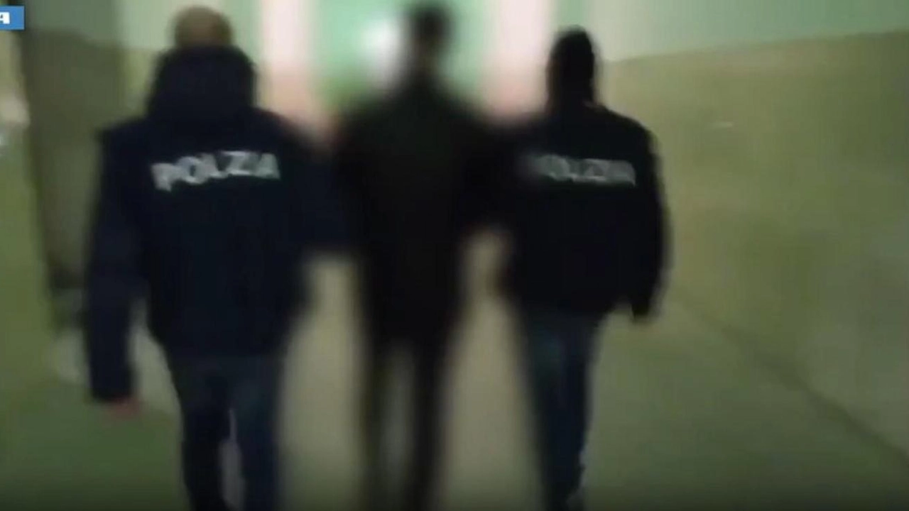 La Polizia di Stato di Milano ha arrestato un turco di 38 anni per reati terroristici e traffico internazionale di armi. La Polizia di Stato di Milano ha arrestato un turco di 38 anni per reati terroristici e traffico internazionale di armi.