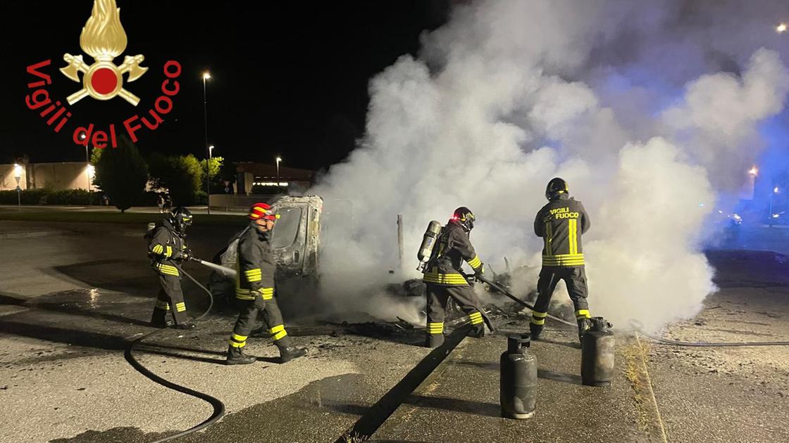 Orsenigo, incendio nella notte: camper distrutto dalle fiamme Orsenigo, incendio nella notte: camper distrutto dalle fiamme