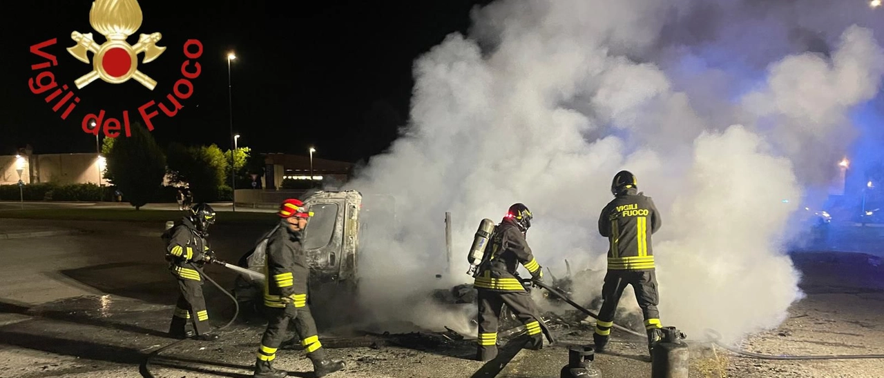 Orsenigo, incendio nella notte: camper distrutto dalle fiamme