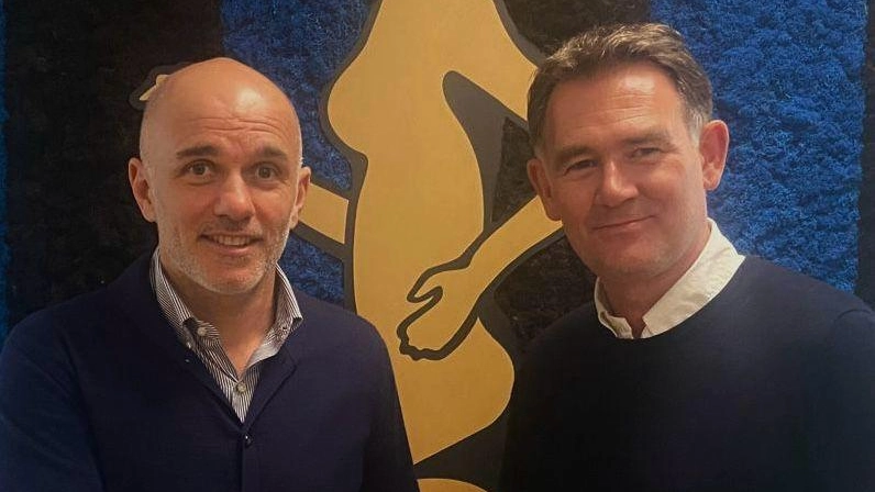 Luca Percassi, amministratore delegato dell'Atalanta, stringe la mano a John Murtough, nuovo ingresso nel mondo Dea