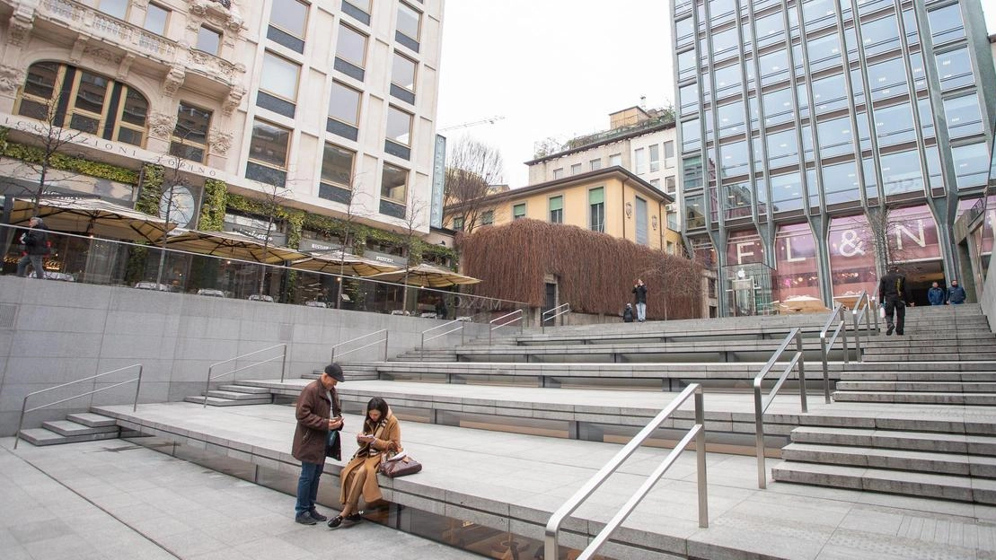Il Teatro Trianon, al pianterreno dell’Hotel Corso, era il punto di ritrovo dei Futuristi. L’edificio, situato in corso Vittorio Emanuele... Il Teatro Trianon, al pianterreno dell’Hotel Corso, era il punto di ritrovo dei Futuristi. L’edificio, situato in corso Vittorio Emanuele...