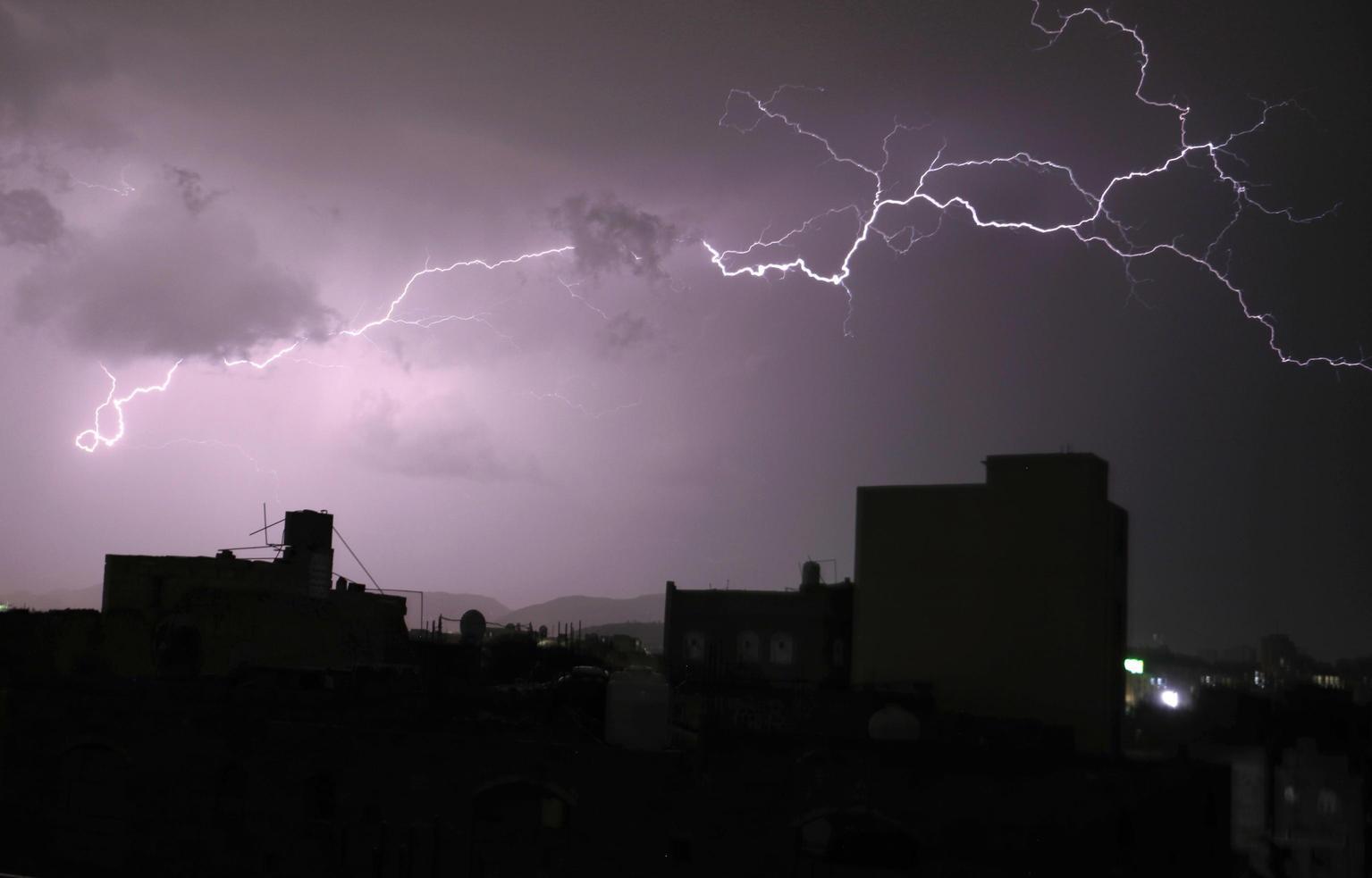meteo milano ancora pioggia in lombardia 40mila fulmini in tre giorni in citt224 caduti 70 mm di acqua
