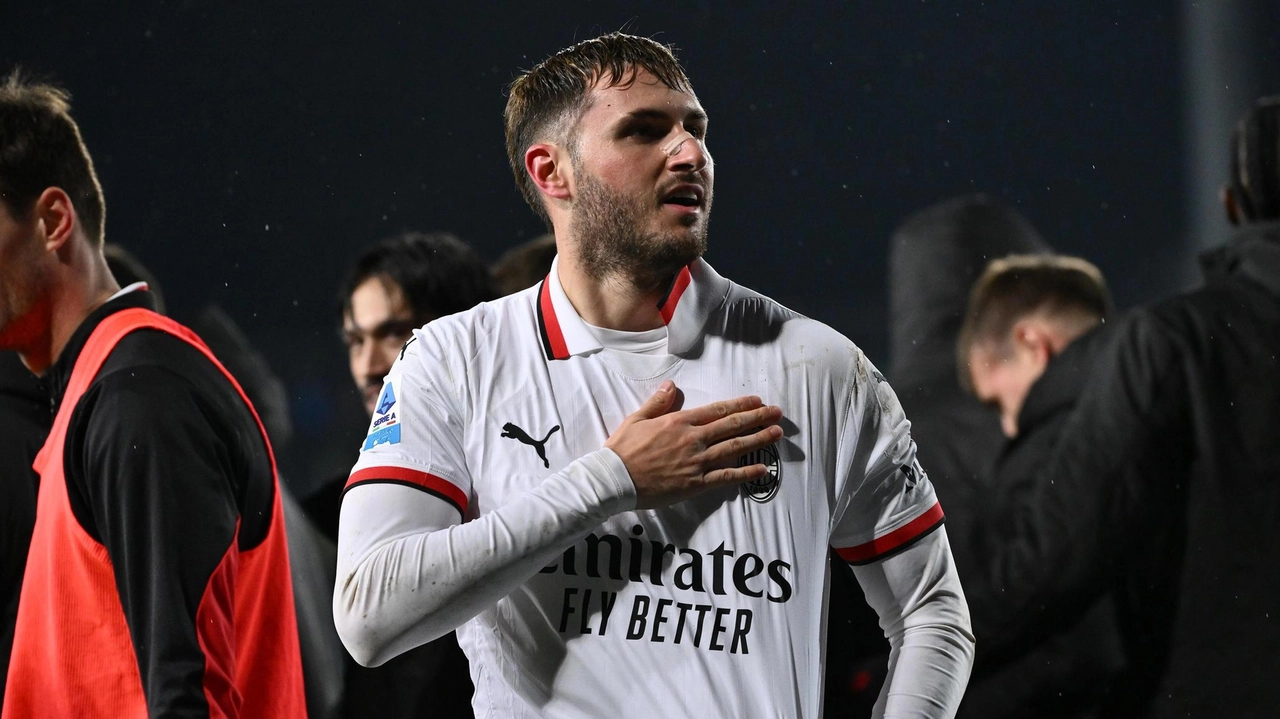 Il messicano Santiago Gimenez esulta dopo la rete del raddoppio segnata all’Empoli, la prima in campionato con la maglia rossonera Il messicano Santiago Gimenez esulta dopo la rete del raddoppio segnata all’Empoli, la prima in campionato con la maglia rossonera