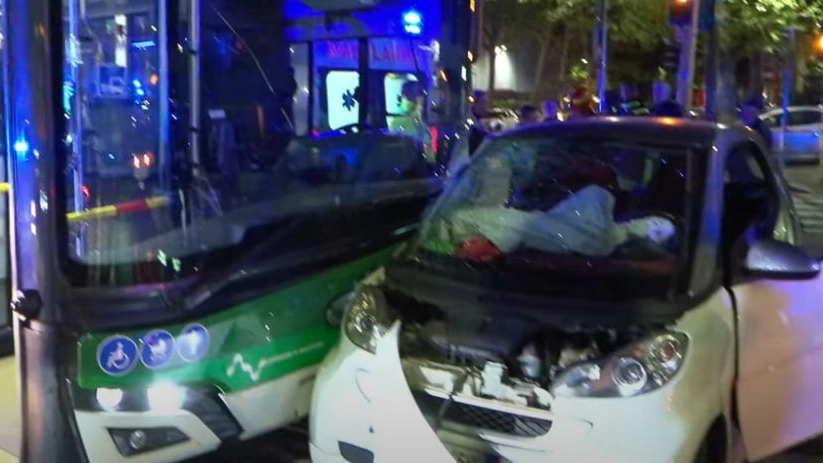 Milano, incidente tra filobus Atm e un'auto tra viale Stelvio e via Valtellina (Frame video LocalTeam)