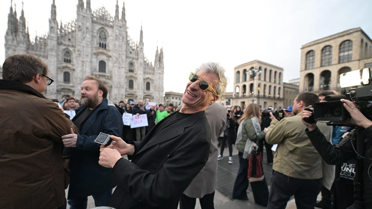 Maurizio Cattelan all'evento da lui organizzato in Piazza Duomo per aprire la Design Week