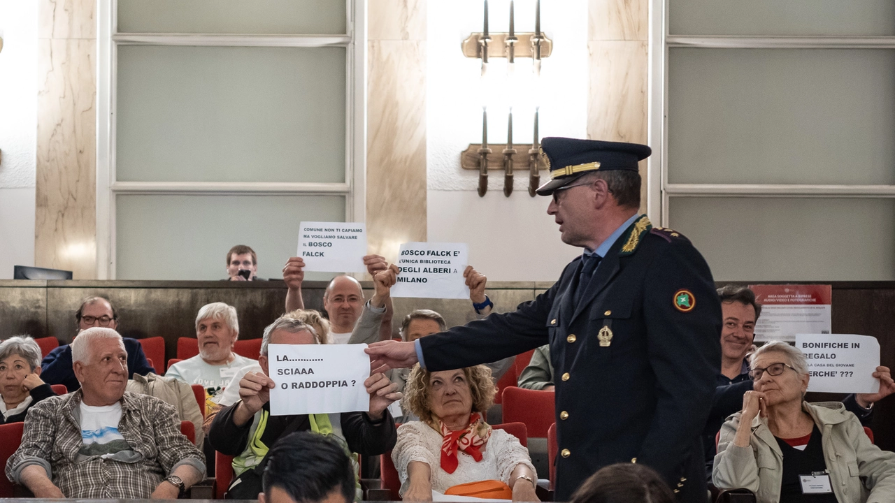 La protesta dei cittadini di via Falck in Consiglio Comunale (Foto Canella)