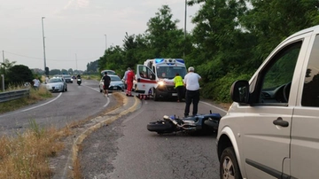 Incidente a Siziano, urta il cordolo e sbalza dalla moto per diversi metri: morto il 25enne Danilo Cordoba Cardenas