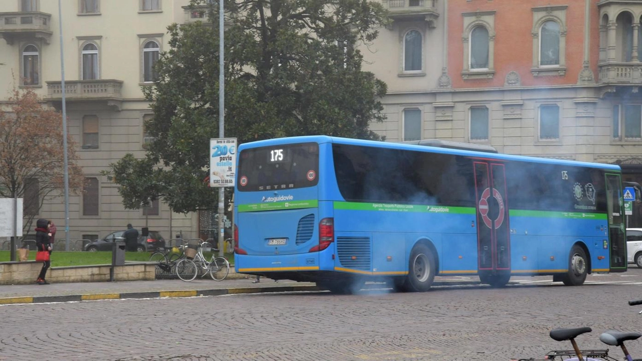 Scontro tra due autobus ieri alla stazione di Pavia. L’incidente si è verificato alle 14,45 all’incrocio con viale Vittorio Emanuele... Scontro tra due autobus ieri alla stazione di Pavia. L’incidente si è verificato alle 14,45 all’incrocio con viale Vittorio Emanuele...