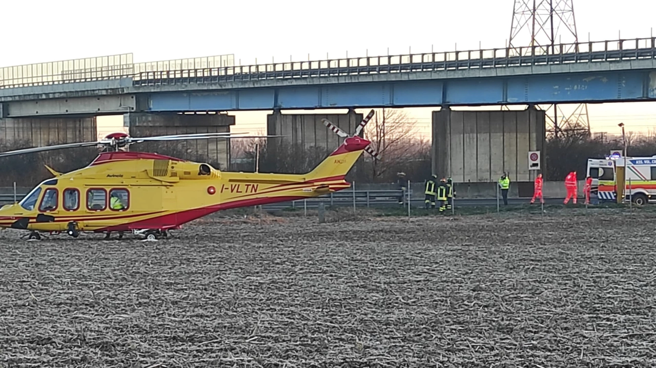 L'intervento dell'elisoccorso e dei vigili del fuoco lungo l'autostrada A1