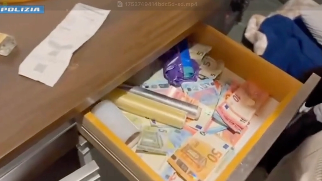 Droga e soldi nel cassetto di uno spacciatore Droga e soldi nel cassetto di uno spacciatore