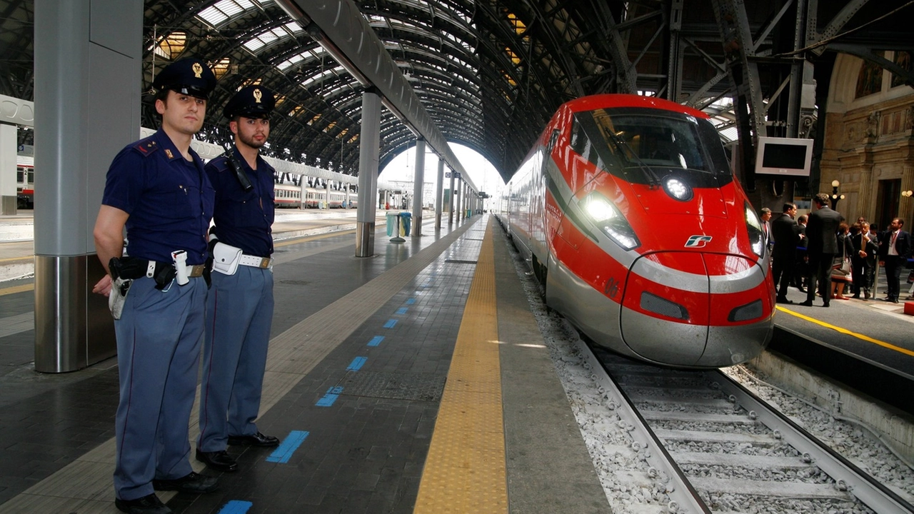 La polizia ferroviaria in Stazione Centrale (Immagine d'archivio)