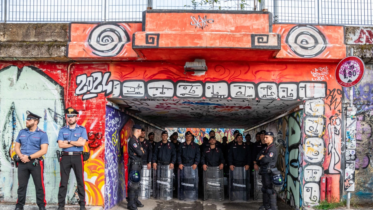 Carabinieri e polizia schierati intorno all’area del Leoncavallo durante lo sgombero Carabinieri e polizia schierati intorno all’area del Leoncavallo durante lo sgombero