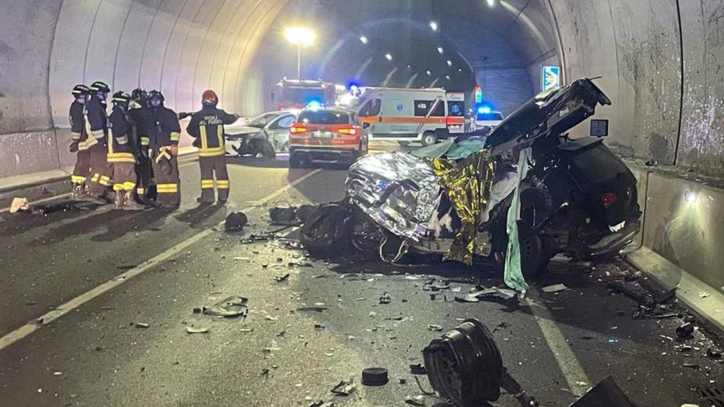 I resti dell’auto sulla quale viaggiavano le due vittime