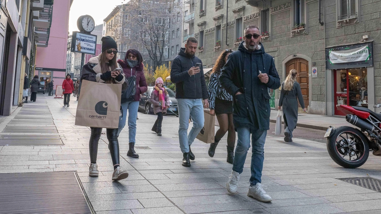 Da qui partiva la strada per Como, che attraversava un sobborgo popolare ricolmo di artigiani e commercianti. E infatti, Porta... Da qui partiva la strada per Como, che attraversava un sobborgo popolare ricolmo di artigiani e commercianti. E infatti, Porta...