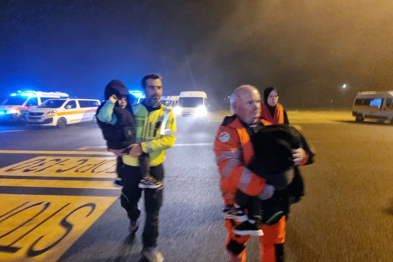 Lo sbarco dei bambini in tarda serata all'aeroporto di Linate (Fasani)