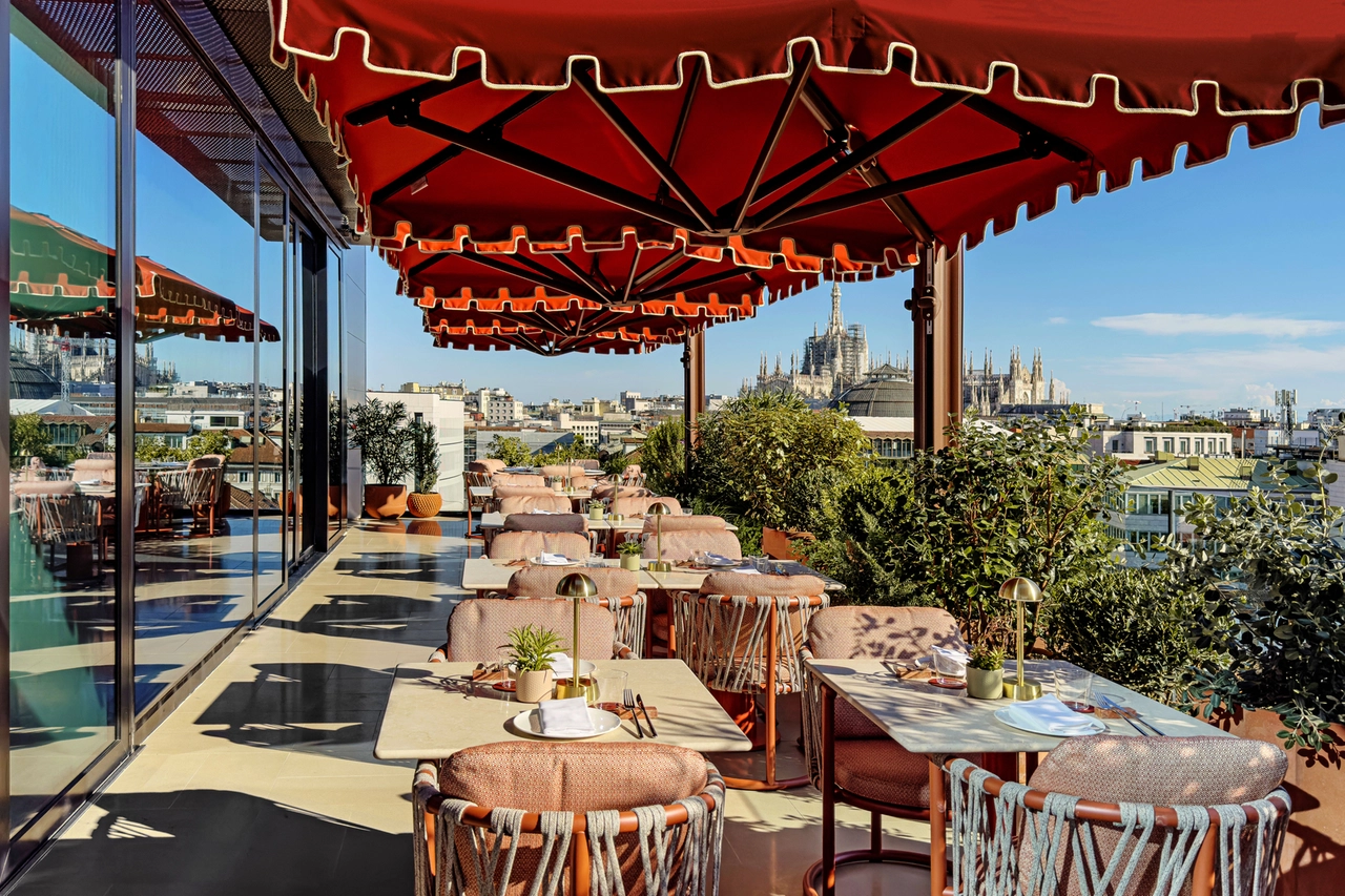La terrazza del Casa Brera, a Milano: aperto lo scorso autunno, nel 2025 entra nel portfolio Luxury Collection Hotel