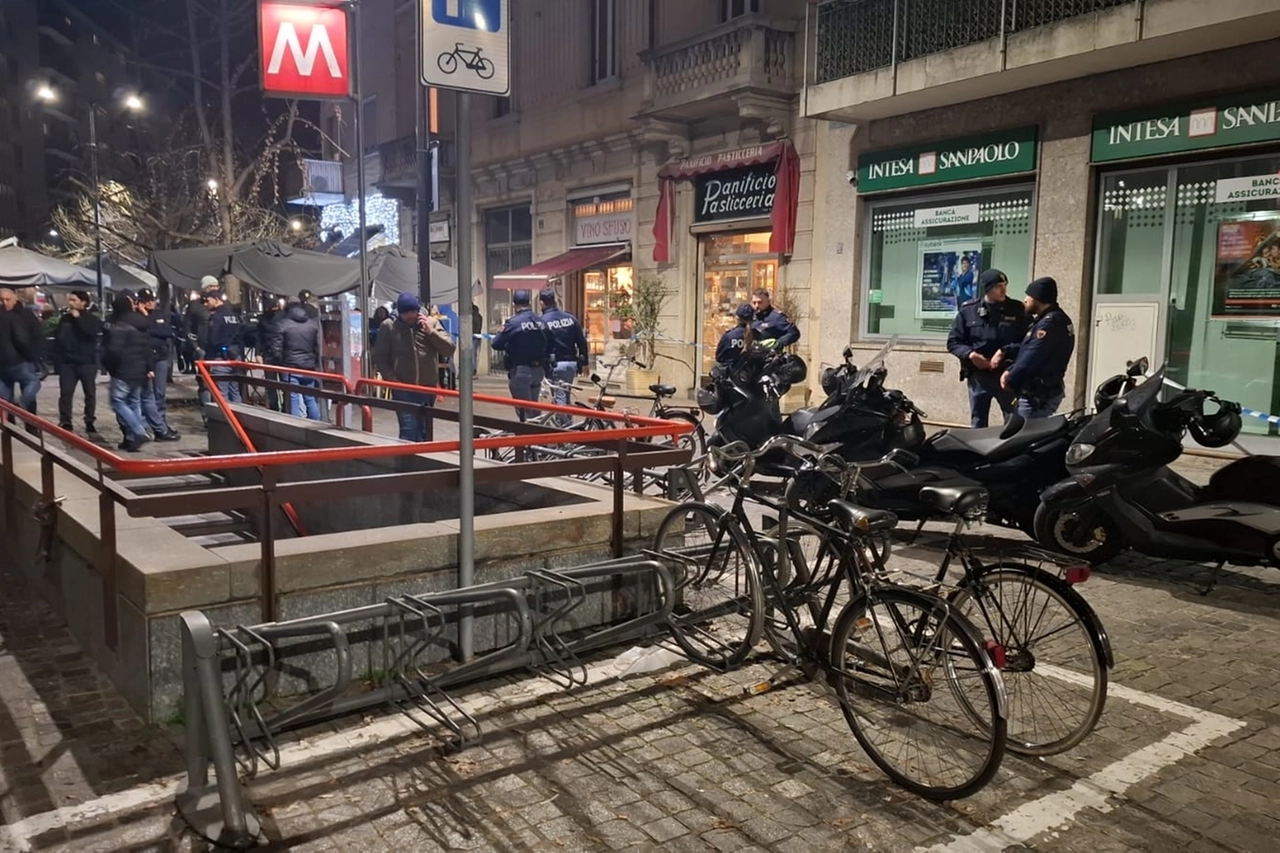 Le forze di polizia schierate vicino alla fermata della metropolitana Gambara, lungo la linea rossa