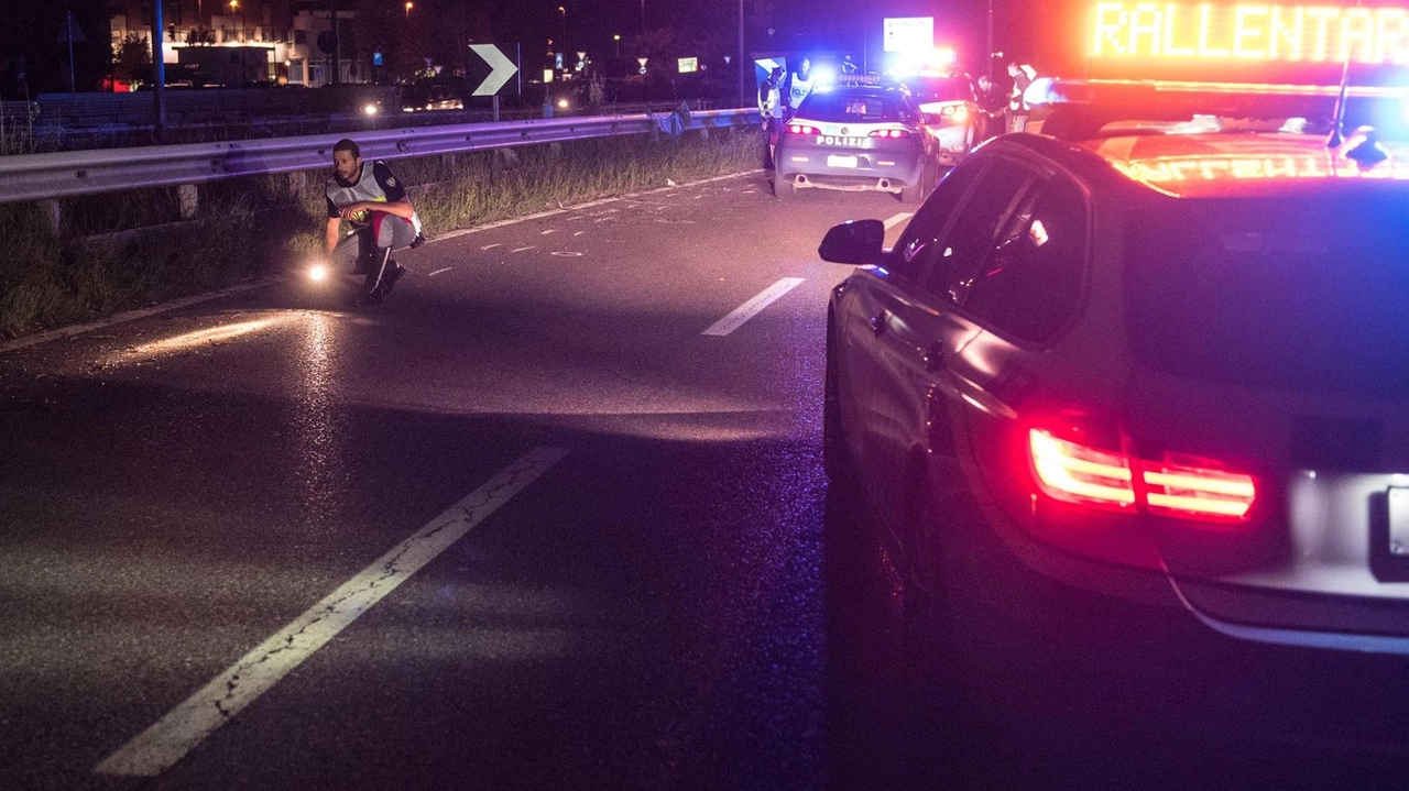 Scende dall’auto per aiutare una donna che era finita contro il guard rail, travolto da un altro mezzo in... Scende dall’auto per aiutare una donna che era finita contro il guard rail, travolto da un altro mezzo in...