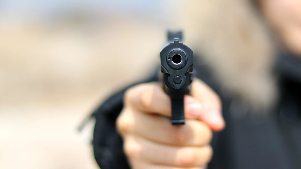 Un uomo armato di pistola Un uomo armato di pistola