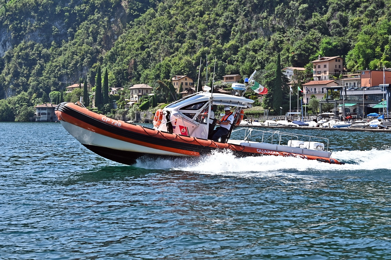 Uno dei natanti della Guardia Costiera impegnati in un'operazione sul lago di Como