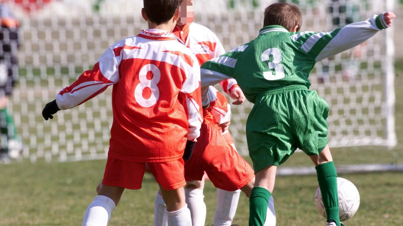 Una partita di calcio giovanile (foto d’archivio) Una partita di calcio giovanile (foto d’archivio)