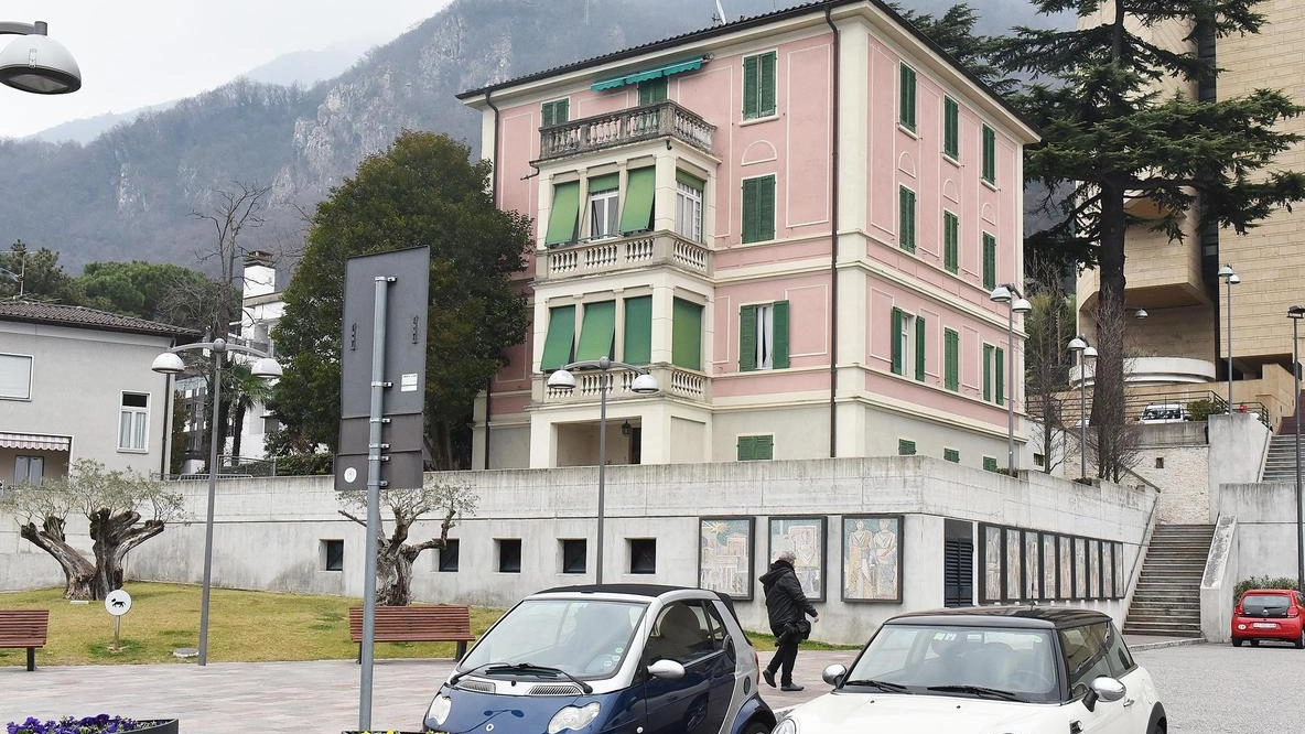 Lo storico immobile di Campione d’Italia resta di proprietà del municipio. La società interessata sospende momentaneamente il proprio interesse. Lo storico immobile di Campione d’Italia resta di proprietà del municipio. La società interessata sospende momentaneamente il proprio interesse.
