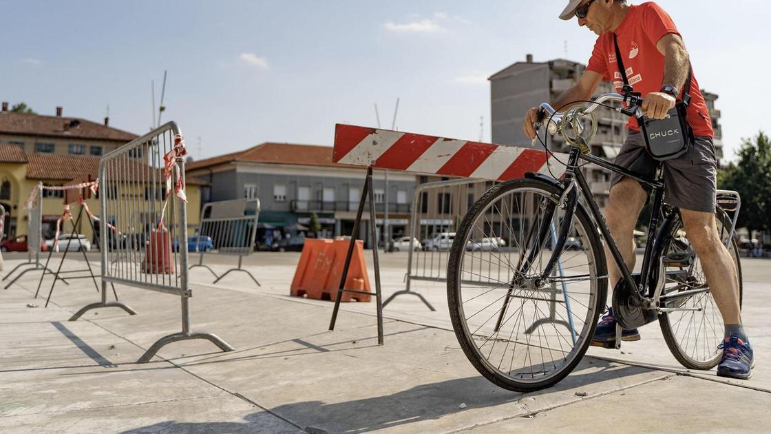 Il restyling di piazza Gramsci. Arrivano altri 500mila euro ma l’ex Auchan resta un rebus Il restyling di piazza Gramsci. Arrivano altri 500mila euro ma l’ex Auchan resta un rebus