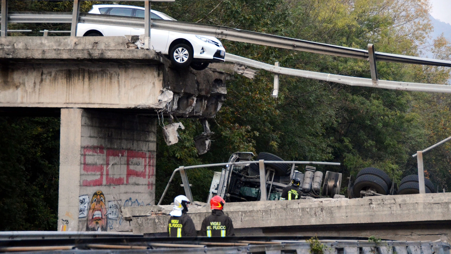 le immagini del crollo del ponte di Annone Brianza il 28 ottobre 2016 (Foto d'archivio)