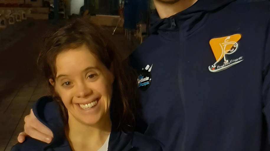 "Sono l’unico maschio della squadra, ma con le ragazze mi trovo bene. Ci alleniamo 2 ore al giorno, abbiamo già conquistato due stelle". "Sono l’unico maschio della squadra, ma con le ragazze mi trovo bene. Ci alleniamo 2 ore al giorno, abbiamo già conquistato due stelle".