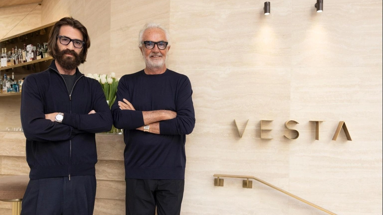 Leonardo Maria Del Vecchio e Flavio Briatore: intesa per l'acquisizione del marchio Twiga. Lo storico beach club aprirà un locale anche a Milano Leonardo Maria Del Vecchio e Flavio Briatore: intesa per l'acquisizione del marchio Twiga. Lo storico beach club aprirà un locale anche a Milano