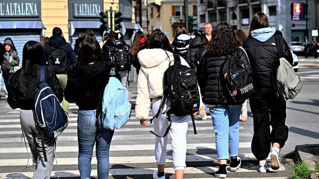 Il 67% dei giovani considera l'istruzione fondamentale, mentre il 60% è insoddisfatto del sistema lavoro italiano. Il 67% dei giovani considera l'istruzione fondamentale, mentre il 60% è insoddisfatto del sistema lavoro italiano.