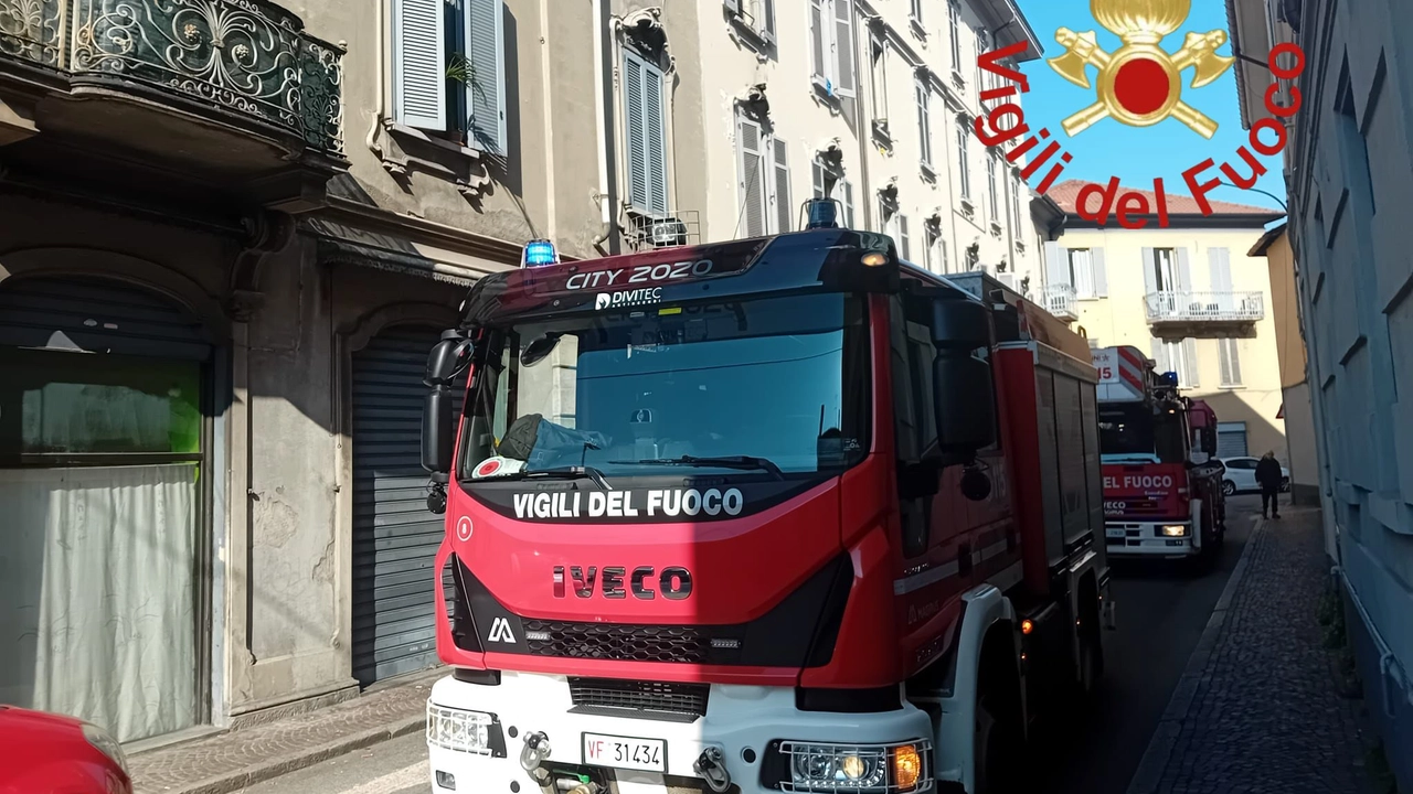 Vigili del fuoco in via Alciato (foto dei Vigili del fuoco)
